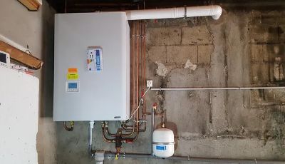 Chaudière gaz murale installée avec vase d’expansion et tuyauterie de chauffage
